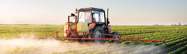 tractor usando una sulfatadora colgada